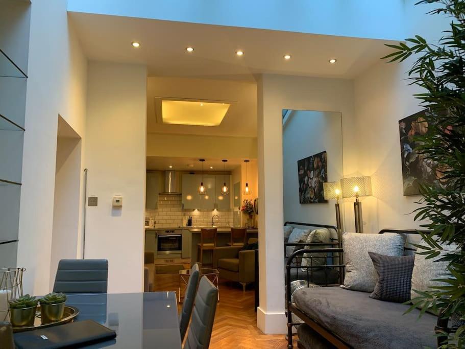 Hyde Park 3bed With Patio As Seen On Tv House Hunters International